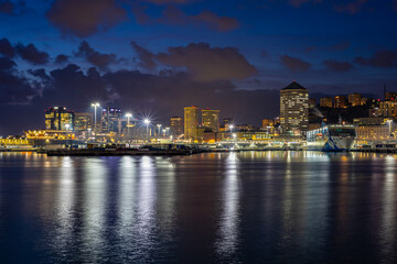 Obraz premium Porto di Genova al tramonto