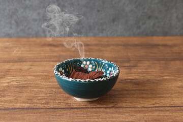 陶器のボウルにいれたサンダルウッド