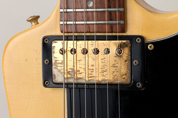 ビンテージエレキギターのピックアップ © 竹澤宏