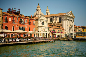 Naklejka premium Venice and its canals, boats,sculptures and birds. 