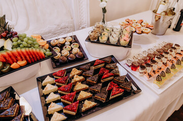 Słodkie przekąski na imprezie weselnej
