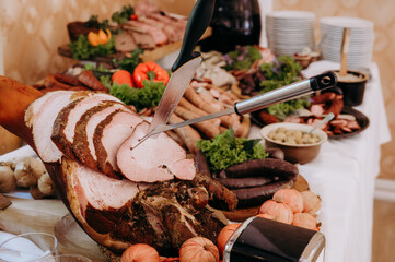 stół z wędlinami © rozentuzjazmowany