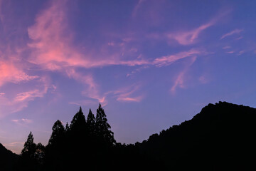 紫と茜色のコントラストが美しい夕焼け空