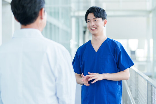 病院で会話をする医師と看護師