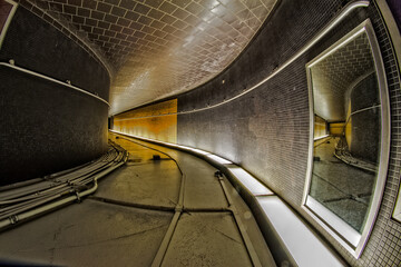 Obraz premium Curved Underground Tunnel with Abstract Architecture and Reflection..