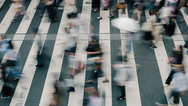 人々が歩いて移動する交差点　ビジネス　タイムラプス	