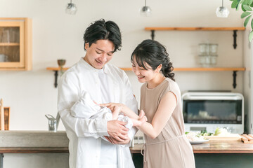 赤ちゃんと若い日本人夫婦・幸せな結婚生活・新婚（産褥期）
