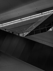 Obraz premium 交差するエスカレーターのある建物
