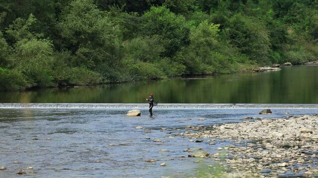 川で鮎釣りをしている男性　釣り人　自然　風景