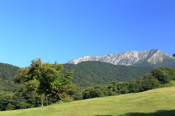 鳥取県の奥大山スキー場から望む夏の伯耆大山南壁