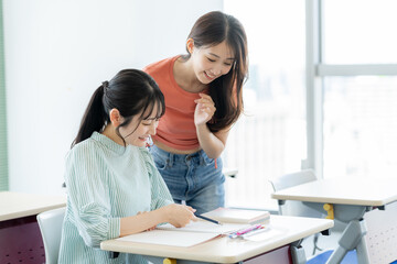 教室で授業を受ける女子大学生　撮影協力：学校法人電波学園　東京電子専門学校