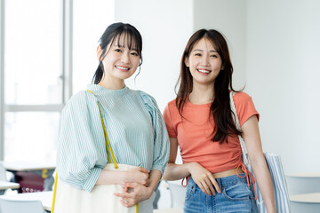 教室を歩く女子大学生　撮影協力：学校法人電波学園　東京電子専門学校