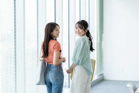 教室を歩く女子大学生　撮影協力：学校法人電波学園　東京電子専門学校