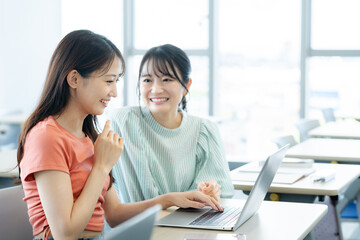 教室で授業を受ける女子大学生　撮影協力：学校法人電波学園　東京電子専門学校