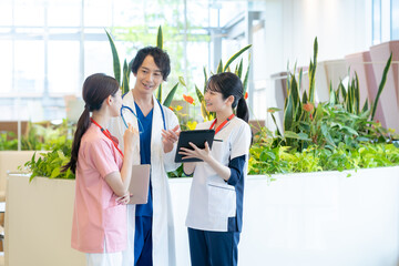 病院で働く医療従事者　撮影協力：学校法人電波学園　東京電子専門学校