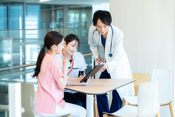 病院で働く医療従事者　撮影協力：学校法人電波学園　東京電子専門学校