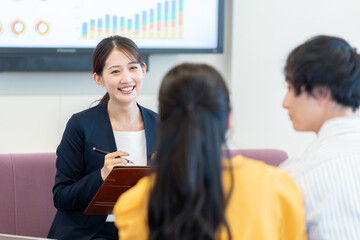 受付の若い女性　撮影協力：学校法人電波学園　東京電子専門学校