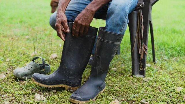 Campesino o trabajador del campo de la costa colombiana, cultivador de mata de yuca, tuberculo o raiz.  vestimenta de finca o campo con sombrero vueltiao, con machete, botas pantaneras y perro fiel.