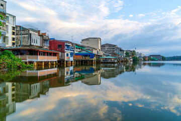 Obraz premium People's houses along the Bang Nara River Narathiwat Province, Thailand.