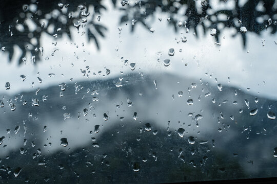 「雨降り」の写真素材 | 5,943件の無料イラスト画像 | Adobe Stock