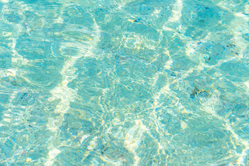 透明な海の水面