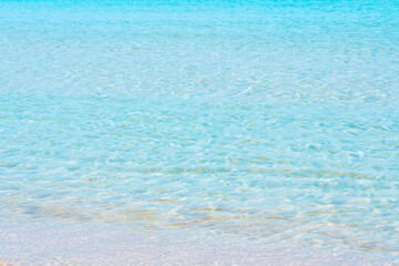 透明な海の水面