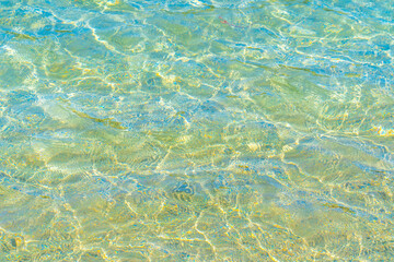 透明な海の水面