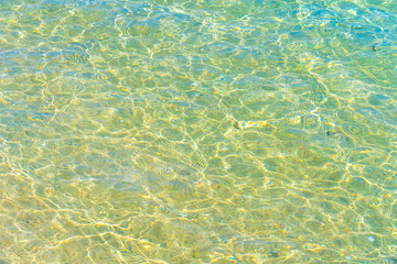 透明な海の水面