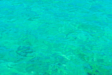 透明な海の水面