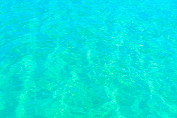 透明な海の水面