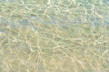 透明な海の水面