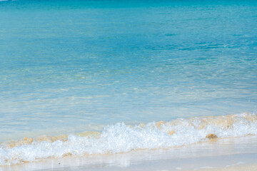 透明な海の水面