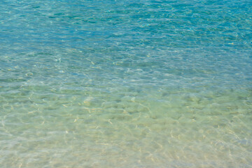 透明な海の水面
