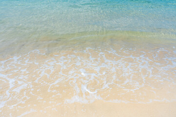 透明な海の水面