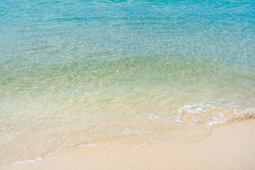 透明な海の水面
