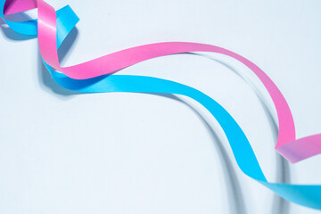 青色とピンク色のリボン