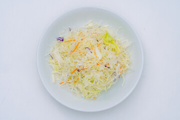 お皿に盛られたカット野菜　