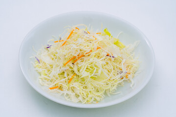 お皿に盛られたカット野菜　