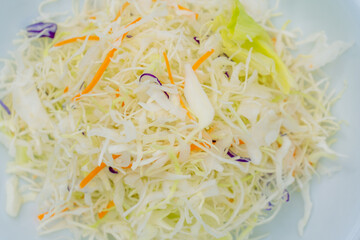 お皿に盛られたカット野菜　
