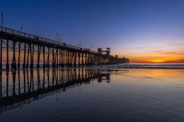 Fototapeta premium Dramatic vibrant sunset scenery in Oceanside, California
