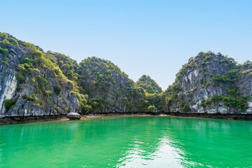 Fototapeta premium Scenic cruise in Lan Ha Bay, Cat Ba, Vietnam