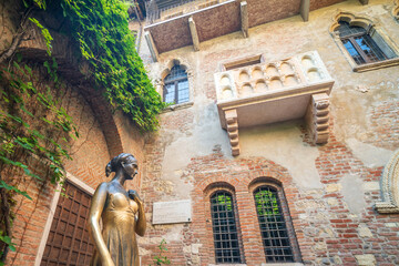Bronze statue of Juliet and balcony by Juliet house, Verona in Italy