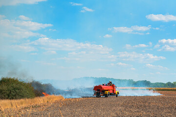 Obraz premium Vintage firefighter truck in field during summer wildfire