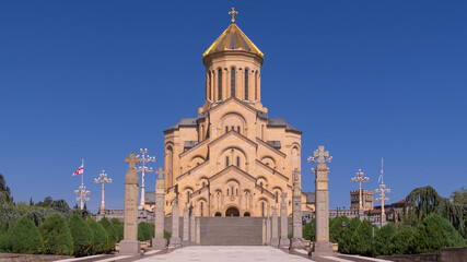 Obraz premium View of the Holy Trinity Cathedral or Tsminda Sameba on a sunny day, Tbilisi, Georgia.