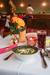 Indisches feines Spinat Essen im fine dining Restaurant schön bunt auf dem Tisch