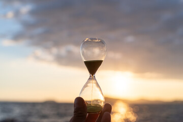 夕暮れの海と砂時計	