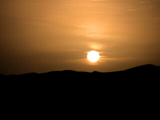 Fototapeta premium Coucher de soleil dans le désert