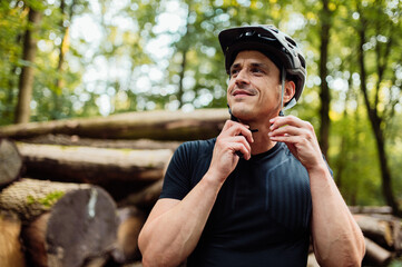 Junger mann beim Fahrradfahren in der Natur