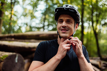 Junger mann beim Fahrradfahren in der Natur