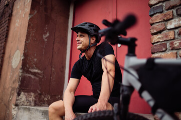 Junger mann beim Fahrradfahren in der Natur